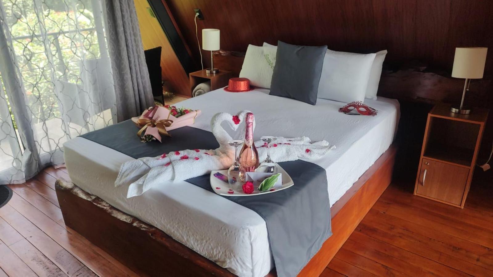 Yarumo Lodge, Rio Celeste Black Chalets ビハグア エクステリア 写真