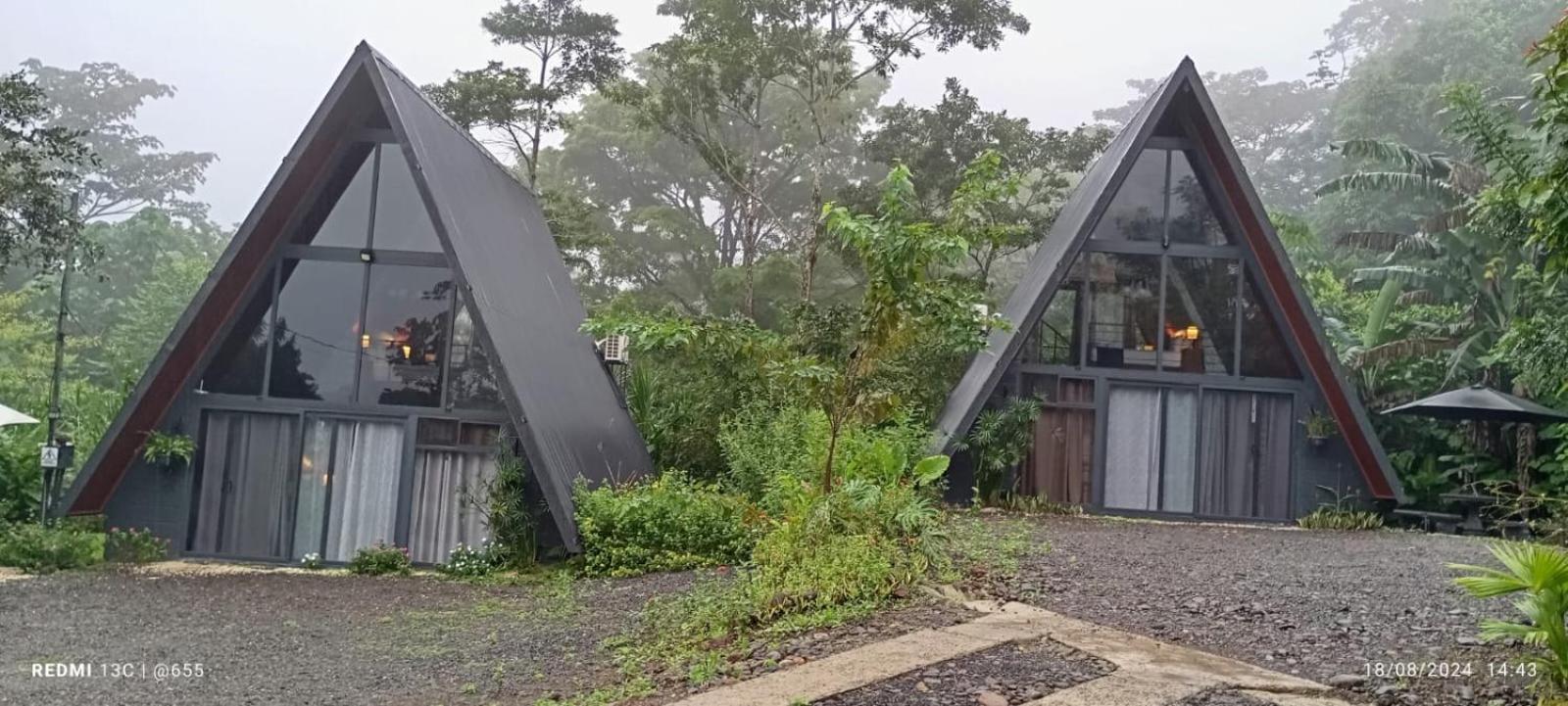 Yarumo Lodge, Rio Celeste Black Chalets ビハグア エクステリア 写真