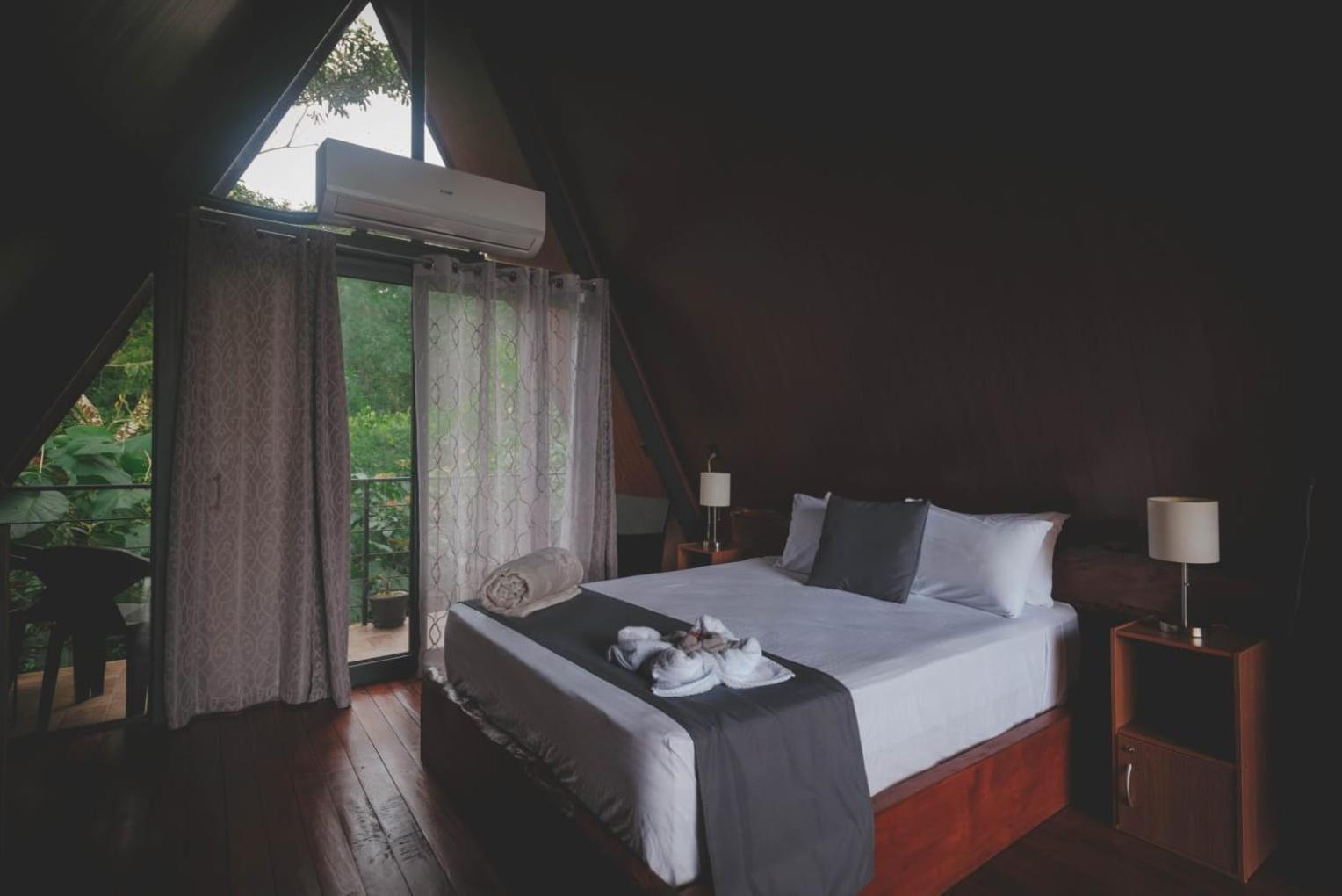 Yarumo Lodge, Rio Celeste Black Chalets ビハグア エクステリア 写真